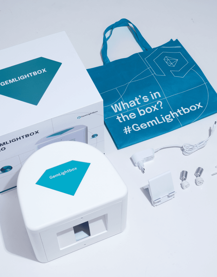 A winning bestseller lightbox that revolutionized the way jewelry photography is done.
